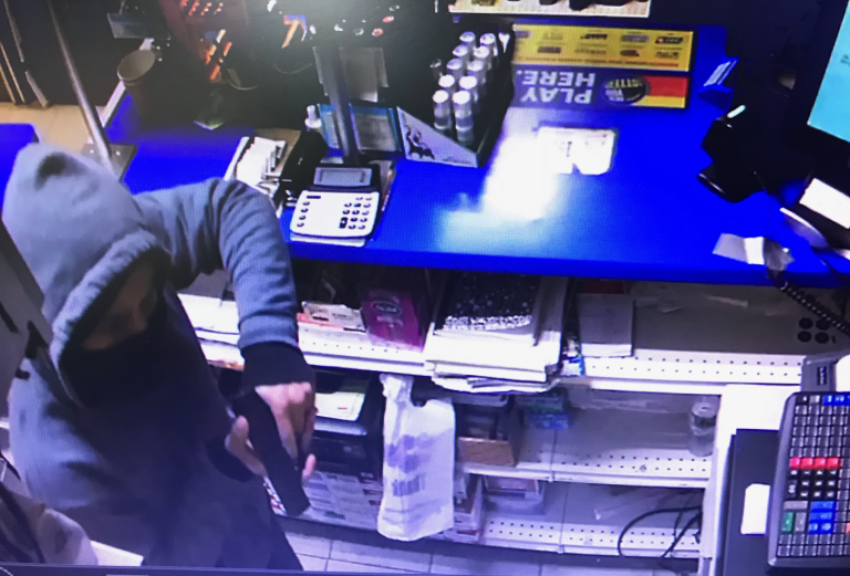 Police investigating Garden City Park robbery Police investigating Garden City Park robbery