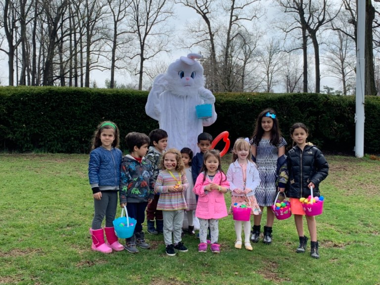 Manhasset Mothers’ Group holds Eggstravaganza Manhasset Mothers’ Group holds Eggstravaganza