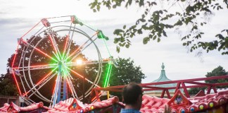 Great Neck residents enjoyed a ferris wheel and other rides at the Great Neck Street Fair and Music Festival over Father's Day weekend. (Photo by Demi Guo)