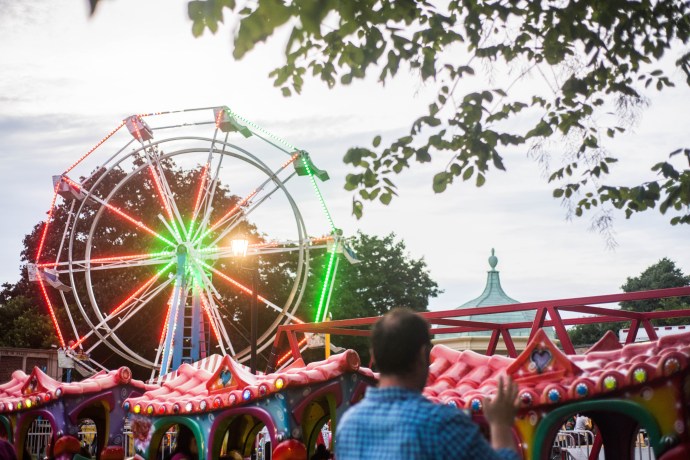 Great Neck residents enjoyed a ferris wheel and other rides at the Great Neck Street Fair and Music Festival over Father's Day weekend. (Photo by Demi Guo)