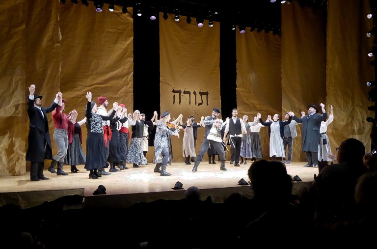‘Fiddler on the Roof in Yiddish’ is not-to-be-missed theater experience ‘Fiddler on the Roof in Yiddish’ is not-to-be-missed theater experience