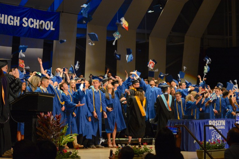 Roslyn district announces graduation plans