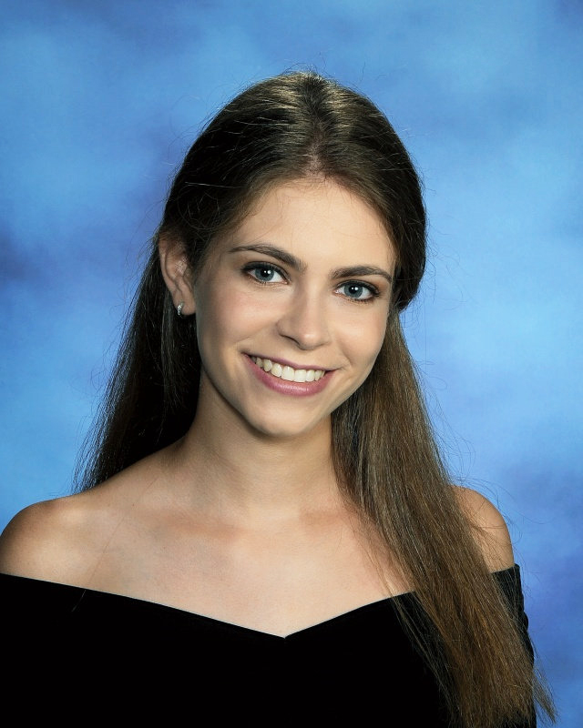 Chloe Metz reflects on change in grad speech Chloe Metz reflects on change in grad speech