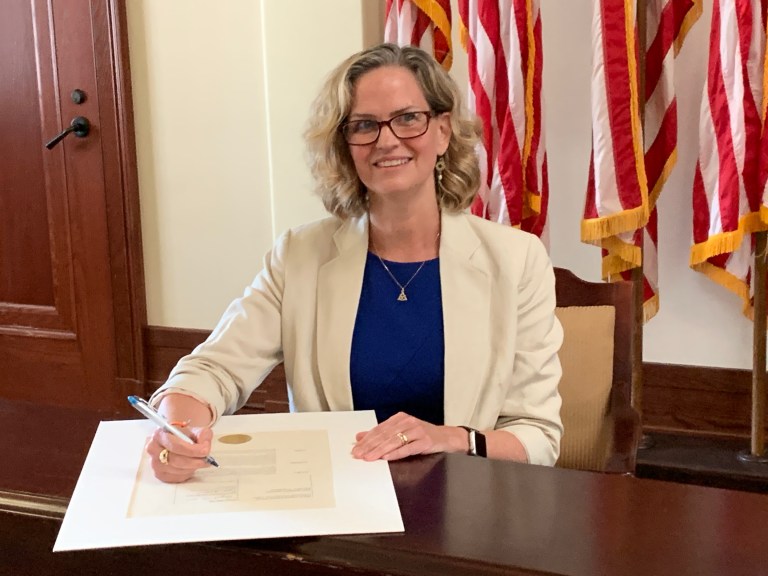 Curran signs policy increasing oversight on county contracts