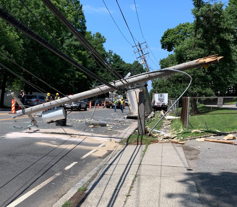 400 Roslyn customers lose power after truck crashes into two poles