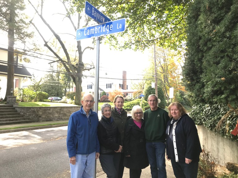 Town installs new street signs on Bayview Ave.