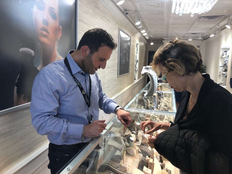 L’Amour Jewelry adds sparkle to Roslyn L’Amour Jewelry adds sparkle to Roslyn