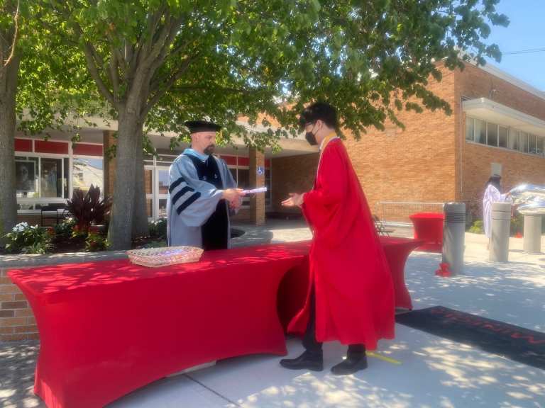 Drive-thru graduation honors Mineola seniors