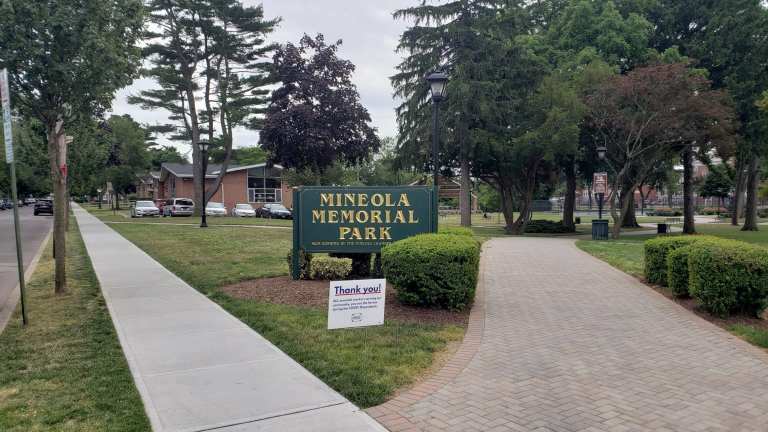 Union takes issue with Mineola taking signs down