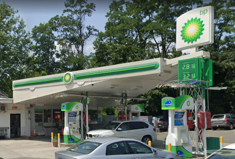 BP gas station on Cuttermill Road robbed Monday: police BP gas station on Cuttermill Road robbed Monday: police