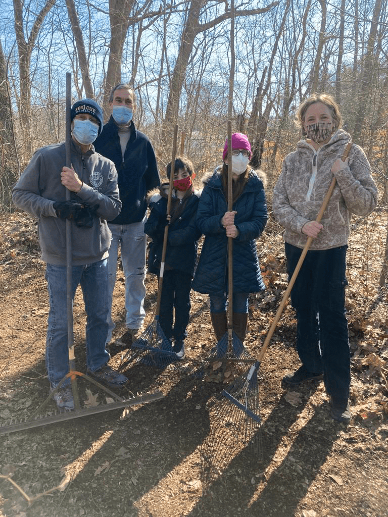 Council member Lurvey hosts community clean-up with Temple Beth-El of Great Neck