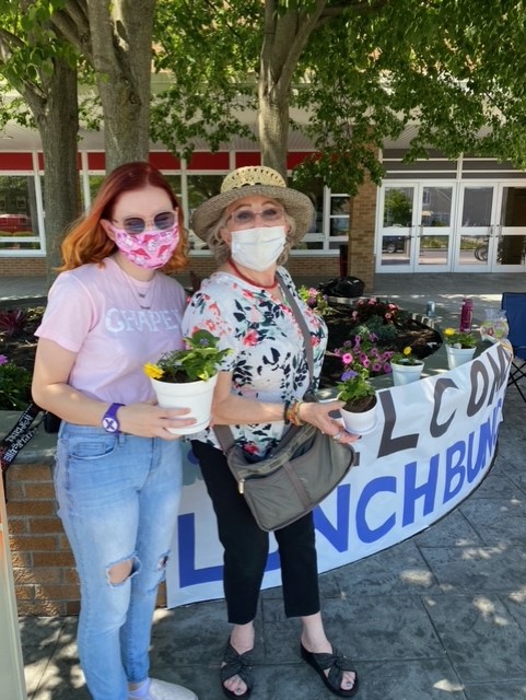 Mission Marigold plants smiles on senior citizens’ faces Mission Marigold plants smiles on senior citizens’ faces