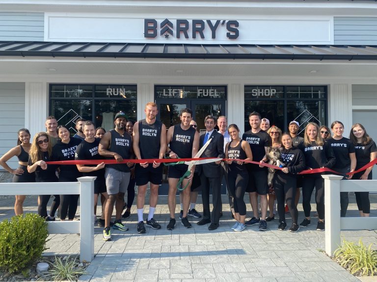 Roslyn Chamber of Commerce helps Barry’s Roslyn with ribbon-cutting ceremony