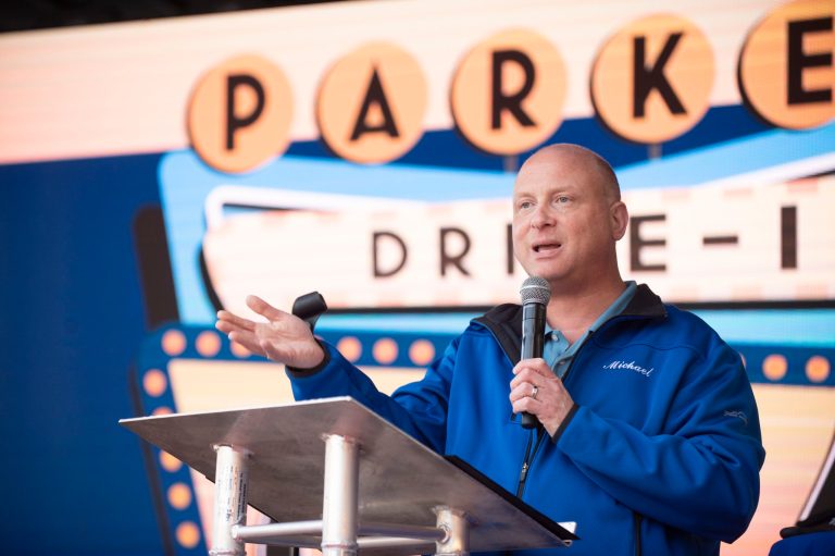 Parker Jewish Institute hosts drive-in gala Parker Jewish Institute hosts drive-in gala