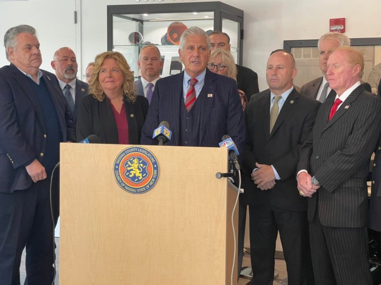Blakeman to retain Ryder as Nassau County police commissioner Blakeman to retain Ryder as Nassau County police commissioner
