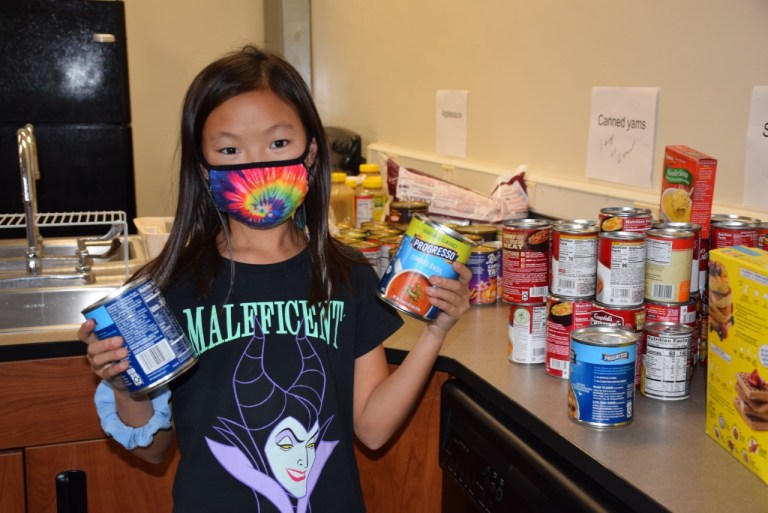 Mineola students help feed local families this Thanksgiving Mineola students help feed local families this Thanksgiving