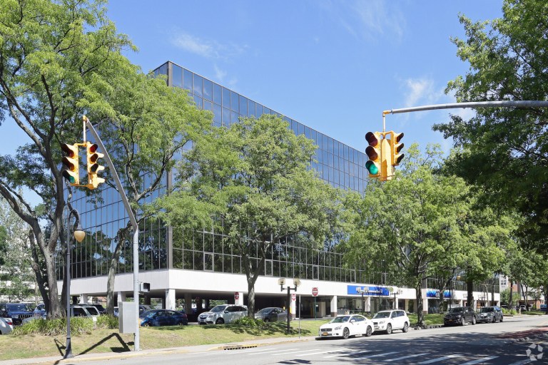 FlexTrade and Regions Bank sign long-term leases totaling 31,000 square feet at The Towers at 111 Great Neck Rd.