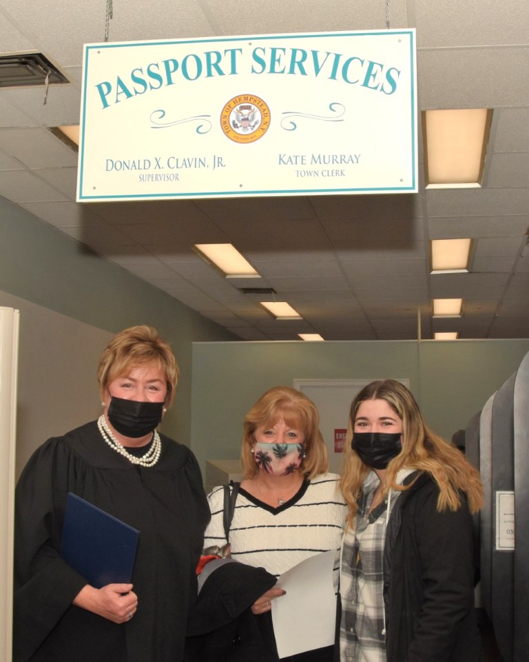 Murray assists with passport application