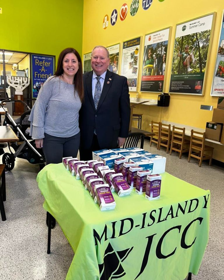 Legislator Drucker delivers COVID-19 Tests, KN-95 Masks to Mid Island Y JCC in Plainview