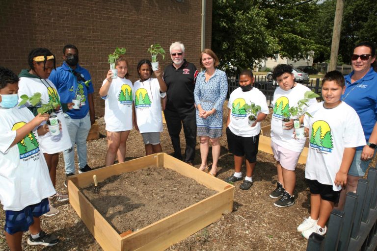 Town officials attend seedlings program at Yes We Can Community Center