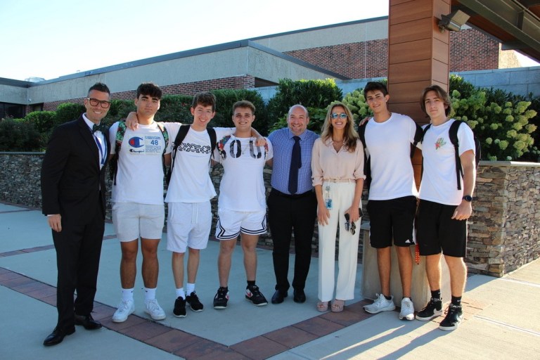 Roslyn School District welcomes back students Roslyn School District welcomes back students