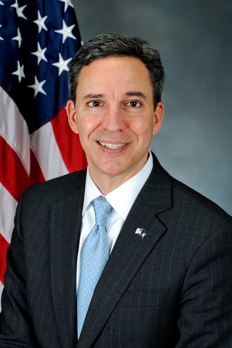Sen. Martins introduces bill requiring parental consent for minors using social media Sen. Martins introduces bill requiring parental consent for minors using social media