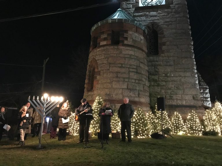 Roslyn Chamber of Commerce annual holiday tree and menorah lighting returns Roslyn Chamber of Commerce annual holiday tree and menorah lighting returns