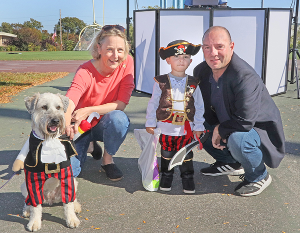 Town hosts Howl-O-Ween celebration for dogs Town hosts Howl-O-Ween celebration for dogs