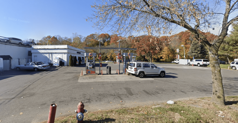 Woman dragged away in Glen Head car robbery: Police Woman dragged away in Glen Head car robbery: Police