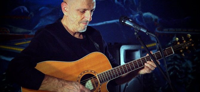 Temple Isaiah rings in New Year with musician Toby Tobias