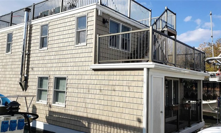 ‘Mint’ Port Washington houseboat listed for $339K