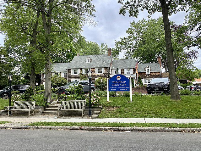 Four men rob mother, daughter of $35K Hermes pocketbook in Great Neck: Cops