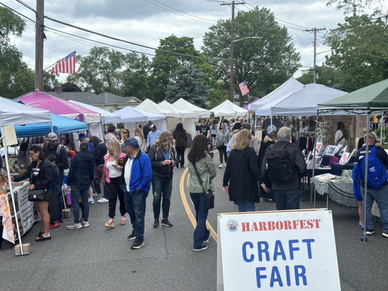 Thousands enjoy Manhasset Bay at Harborfest Thousands enjoy Manhasset Bay at Harborfest