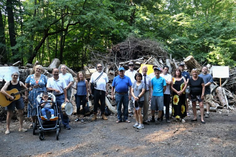 Path clearing in Kings Point Park sparks protest, concerns Path clearing in Kings Point Park sparks protest, concerns