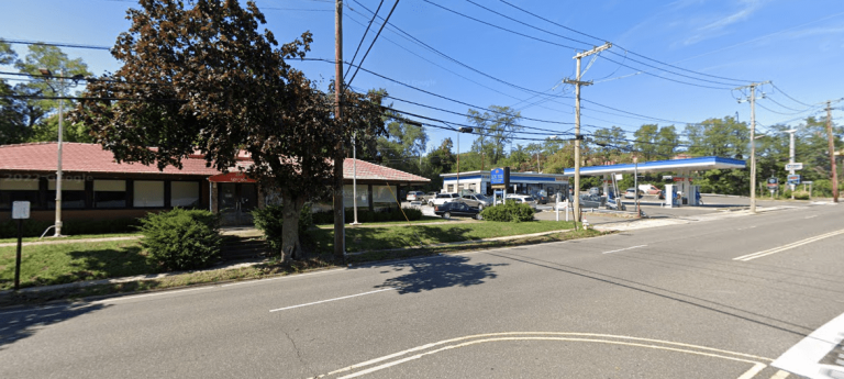 Neighbors push back on proposed Roslyn Heights gas station; meeting tonight Neighbors push back on proposed Roslyn Heights gas station; meeting tonight