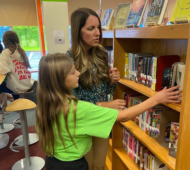 Roslyn Middle School hosts Bryant librarians Roslyn Middle School hosts Bryant librarians
