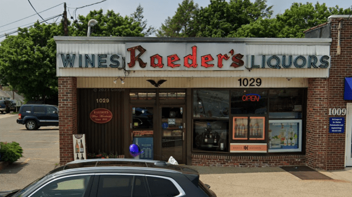 Raeder’s in Albertson burglarized