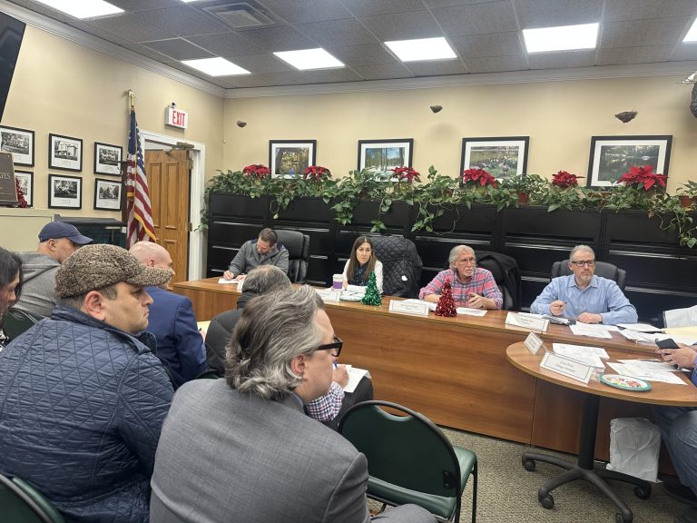 Roslyn Estates residents push back on installation of additional cell antennas