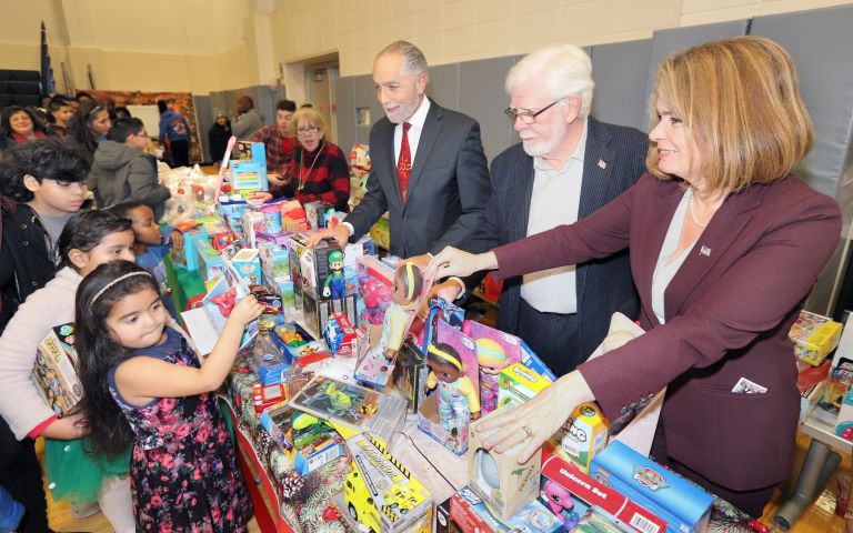 Town holds annual “Yes We Can” tree lighting ceremony