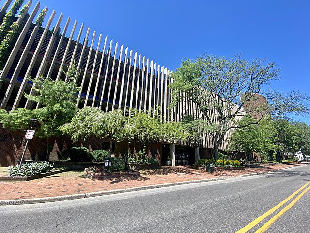 Great Neck Plaza OKs contract with Gold Coast Arts Center