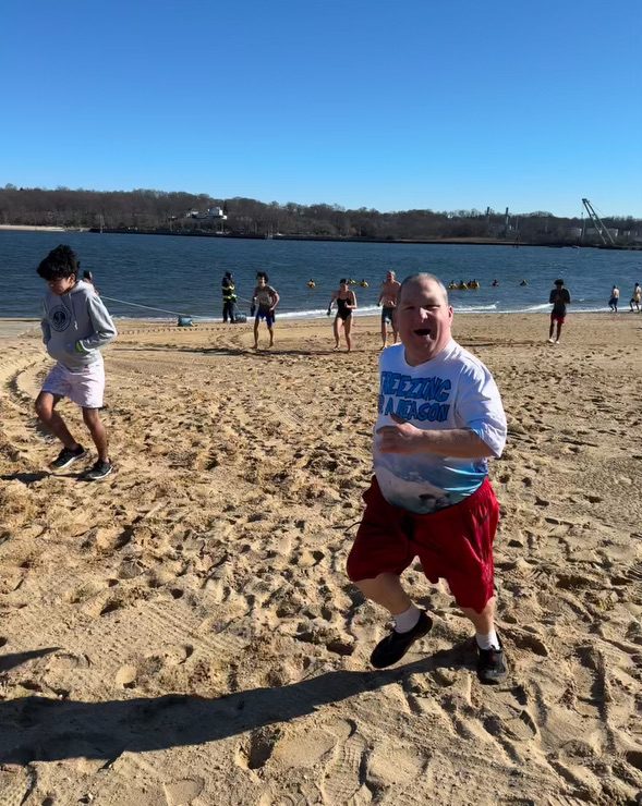 Great Neck’s Lipinsky gets head start in annual Polar Plunge fundraiser