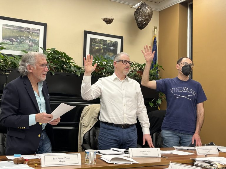 Roslyn Estates board approves cell antenna proposal, residents threaten lawsuit Roslyn Estates board approves cell antenna proposal, residents threaten lawsuit