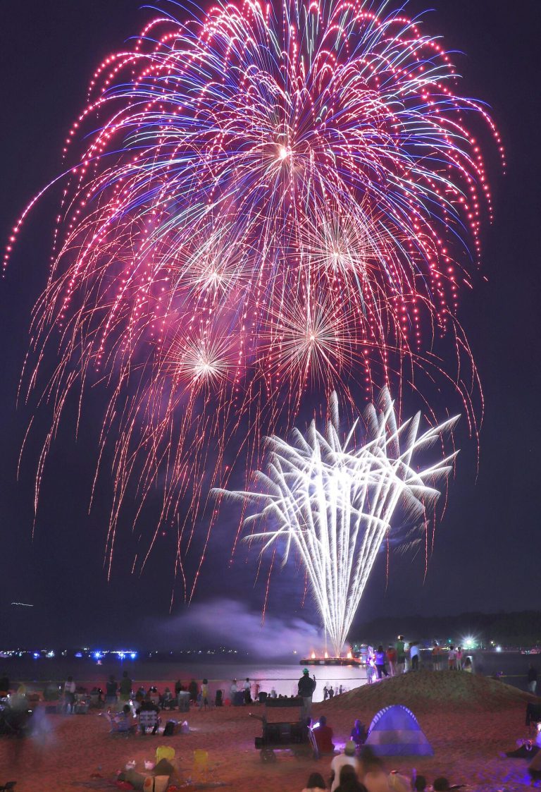 North Hempstead honors fallen soldiers at 40th annual Mem Day event, fireworks show