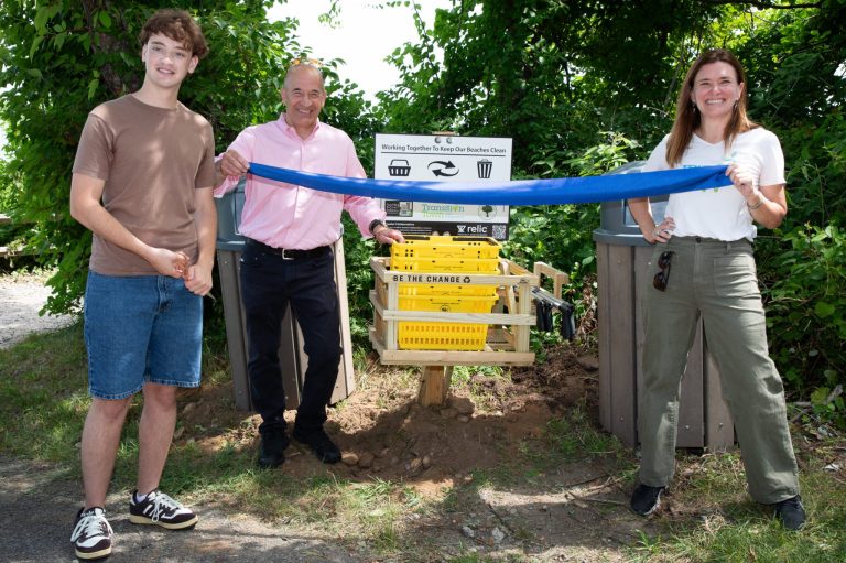 Sands Point Preserve, Schreiber Tree Huggers Club and Transition Town Port Washington install ‘self-serve’ beach cleanup station