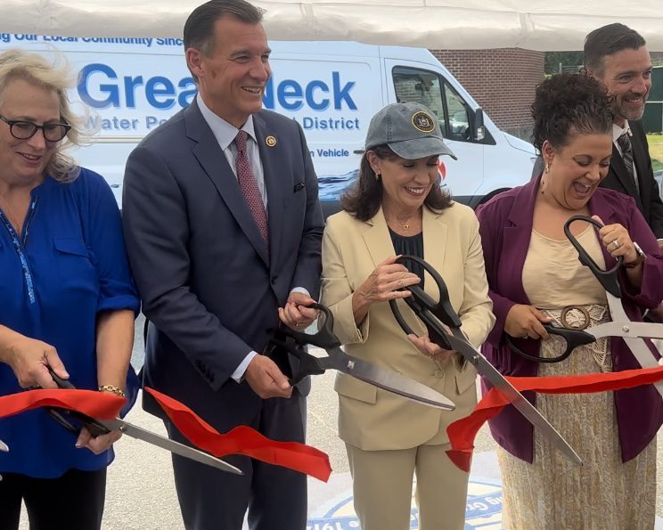 Gov. Hochul, Rep. Suozzi cut the ribbon for Great Neck Water Pollution Control District facilities