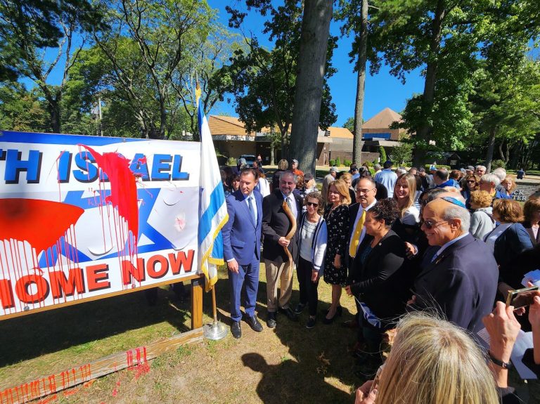Hundreds of neighbors show solidarity for Jewish center Hundreds of neighbors show solidarity for Jewish center
