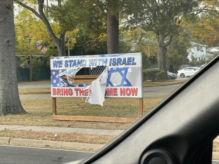 2 charged with vandalizing sign outside of Shelter Rock Jewish Center