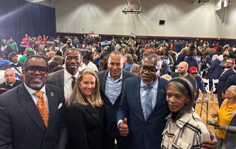 Hakeem Jeffries joins Laura Gillen at rally for hotly contested race for Congress